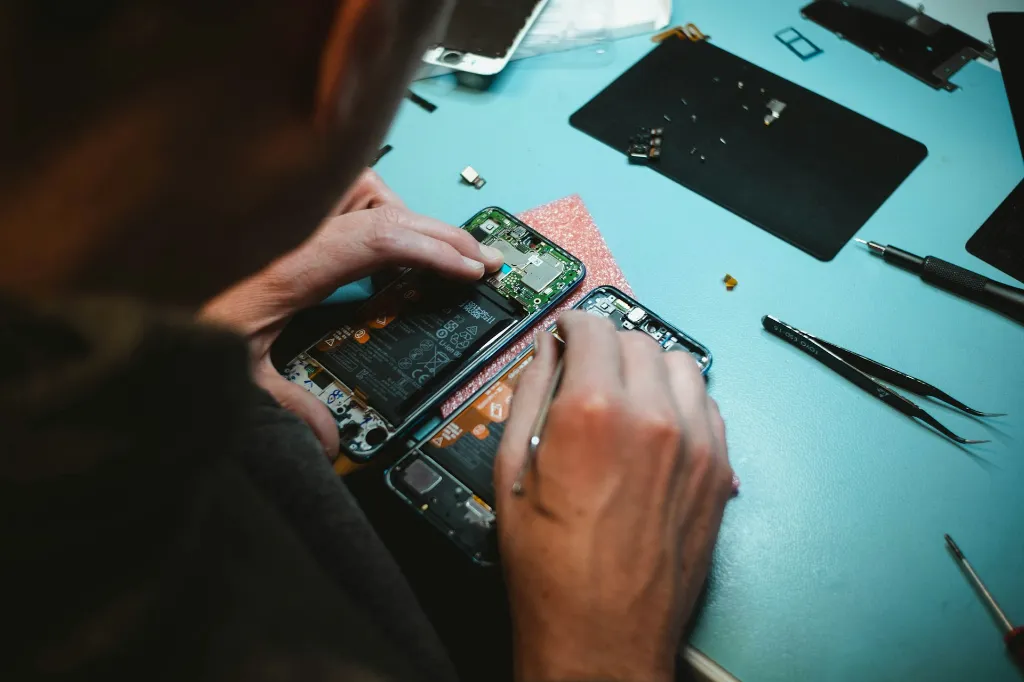 unsplash_PZLgTUAhxMM_broken phone.jpg.webp